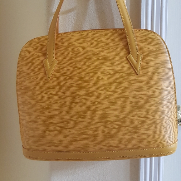 Louis Vuitton - Picture 5 of 5